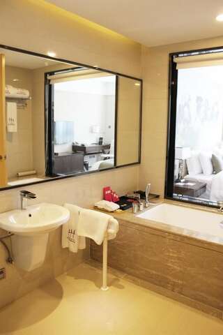 Отель Hotels & Preference Hualing Tbilisi Тбилиси Номер с кроватью размера king-size – Подходит для гостей с ограниченными физическими возможностями-6