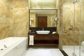 Отель Hotels & Preference Hualing Tbilisi Тбилиси Суперлюкс с кроватью размера "king-size"-2