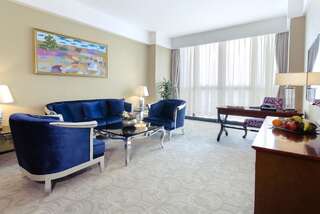 Отель Hotels & Preference Hualing Tbilisi Тбилиси Суперлюкс с кроватью размера "king-size"-3