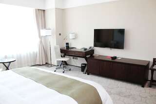 Отель Hotels & Preference Hualing Tbilisi Тбилиси Номер с кроватью размера king-size – Подходит для гостей с ограниченными физическими возможностями-1